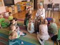 starszaki rozmawiaja z nauczycielką przebraną za zimę