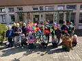 zdjęcie grupowe biedronek z kwiatami