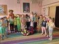 zdjęcie z paniami przebranymi za wiosnę i zimę