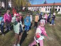 dzieci na placu przedszkolnym bawią się w dyscypliny sportowe