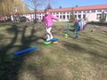 dzieci na placu przedszkolnym przechodzą przez tor przeszkód 2