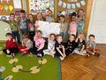 dzieci trzymają plakat z podziałem talerza i zrowym jedzeniem