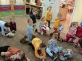 dzieci na dywanie trzymają misie