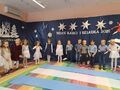 dzieci starszaki stoją w półkole w sali przedszkolnej