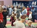 sala przedszkolna taniec babć i dziadków z wnuczętami