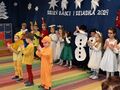 w tle dzieci wróżnych strojach na pierwszym planie dzieci przebrane za kurczaki