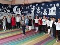 Grupa dzieci ustawiona do występu