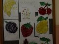tablica z pracami dzieci obrazki owoców malowane farbami