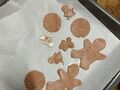 Pierniczki na blasze czekają na upieczenie
