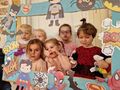 Grupa dzieci w ramce z superbohaterami
