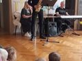 Muzyk gra na instrumencie. Dzieci słuchają