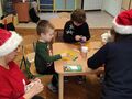 Dzieci wraz z paniami dekorują pierniczki