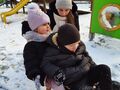 Dzieci wraz z panią jadą na sankach