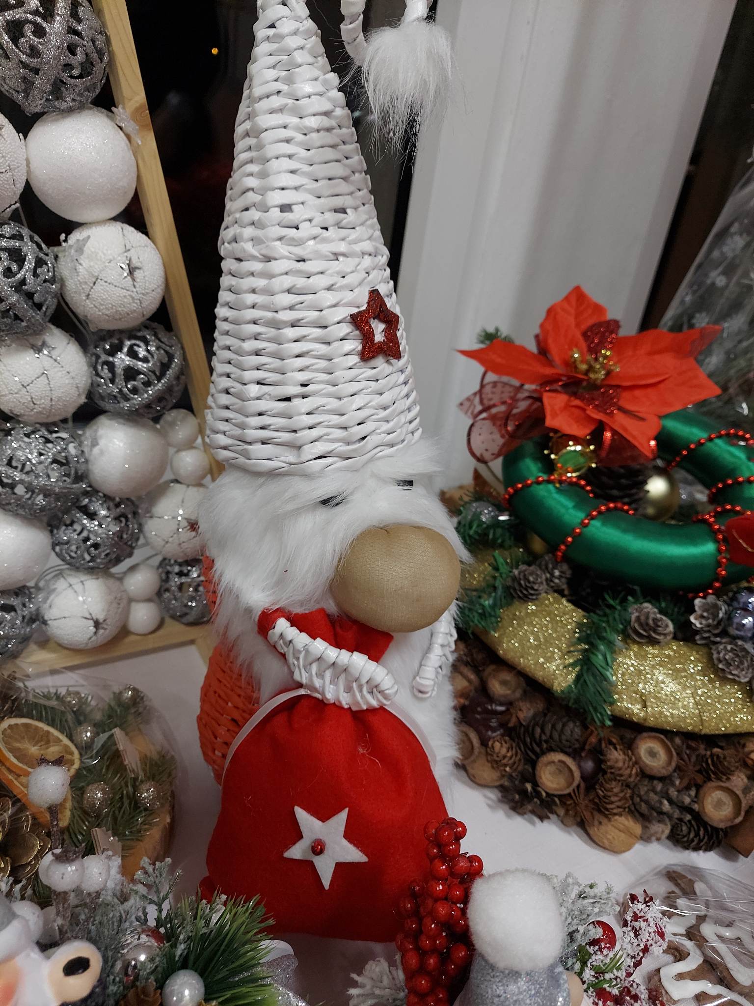 ozdoby świąteczne przygotowane na kiermasz przez dzieci i rodziców 
