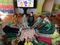 dzieci z grupy motylki w kolorowych skarpetkach