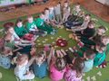 dzieci z grupy muchomorki w kolorowych skarpetkach