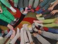 dzieci z grupy pszczółki w kolorowych skarpetkach