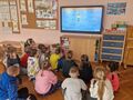 dzieci oglądają prezentacje na telewizorze multimedialnym