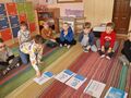 dzieci pracuja z kartami dotyczącymi autyzmu