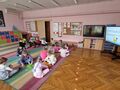 dzieci w małych grupach budują budowle z klocków