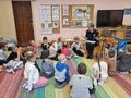 strażniczka rozmawia z dziećmi