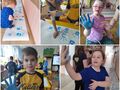 Zbiór zdjęć dzieci z pomalowaną dłonią na niebiesko dzieci odciskają pomalowaną na niebiesko dłoń na plakacie.