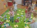 Dzieci tańczą na kolorowym dywanie