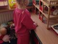 dziewczynka bawi sie domkiem drewnianym