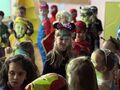 dzieci na balu widoczna dziewczynka przebrana za Myszkę Miki