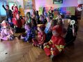 dzieci podczas wykonywania zadań na balu karnawałowym