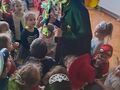 dzieci z animatorką balu karnawałowego