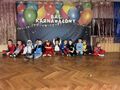 zdjęcie grupowe dzieci w strojach karnawałowych