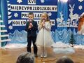 sala przedszkolna dwoje dzieci chłopiec i dziewczynka śpiewają trzymają mikrofony