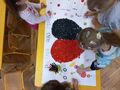 Dzieci rysują czarno- czerwone serce