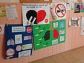 Wystawa prac zachęcających do rzucenia palenia w holu przedszkola