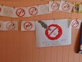 Wystawa prac zachęcających do rzucenia palenia w holu przedszkola