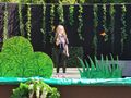 dziewczynka na scenie z mikrofonem