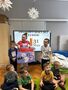 Grupa dzieci trzyma plakat z napisem rzuć palenie