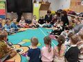 dzieci w kole grają na instrumentach