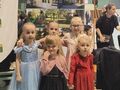 dziewczynki na tle baneru przedszkole nr 10