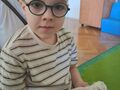 chłopiec trzyma białego kurczaka