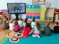 Dzieci oglądają prezentacje upamiętniającą Powstanie Wielkopolskie