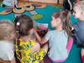 Dzieci oglądają ilustracje upamiętniające Powstanie Wielkopolskie