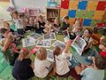 Dzieci oglądają ilustracje upamiętniające Powstanie Wielkopolskie