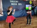 dzieci tańczą 