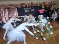 dziewczynki tańczą z okręgami z kwiatami