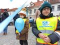 Dwoje chłopcó trzyma niebieskie balony