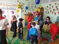 Dzieci tańczą w strojach karnawałowych