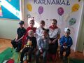 Dzieci w strojach karnawałowych siedzą na krzesełkach