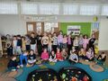 zdjęcie grupowe dzieci w tle plakat dzień matematyki